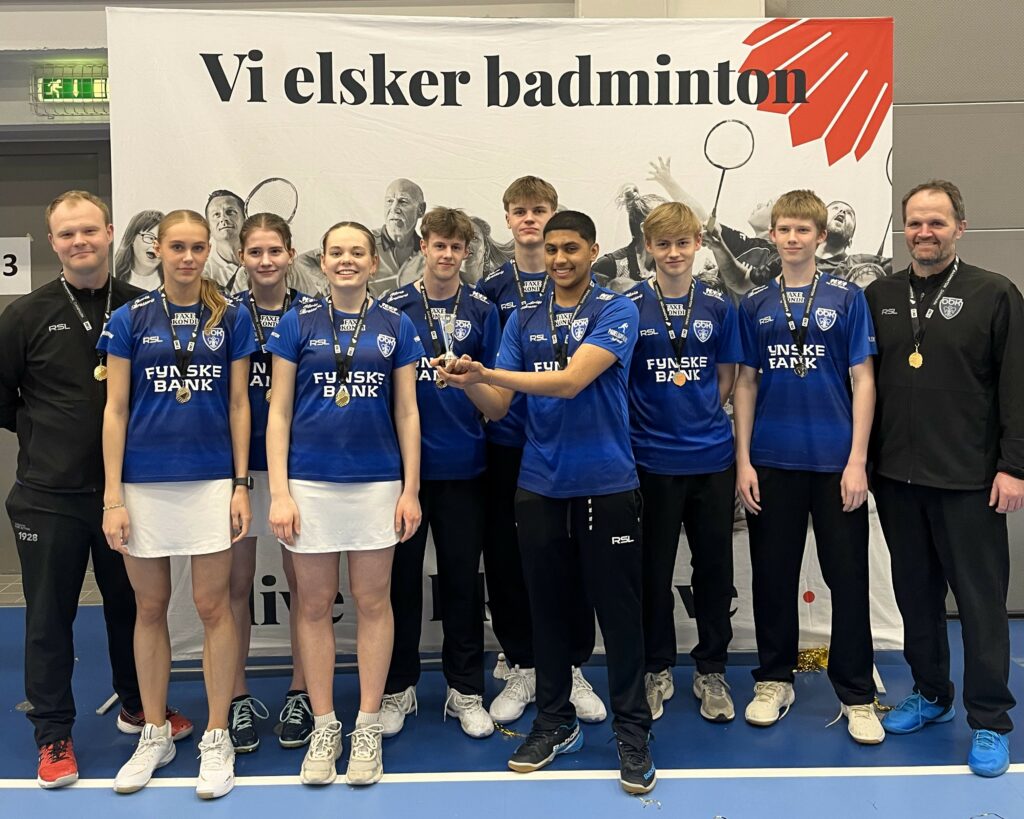 U-17 holdet og trænere med DM-medaljerne: Fv. Frederik Horn (træner), Maj Bach Moesgaard, Caroline Mouritsen, Nicoline Tang, Saxo Norman Andersen, Alexander Brogaard, Heithvik B. P., Philip Kryger Boe, Frederik Hinding og Steen Thomsen (træner).